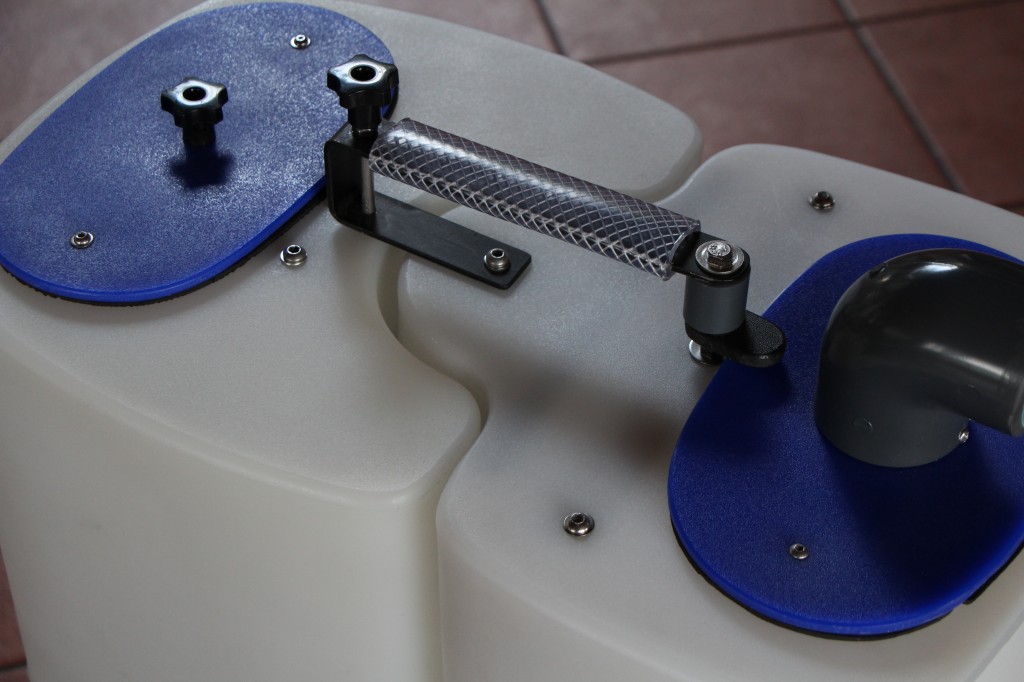 Solution tank lid and locking handle